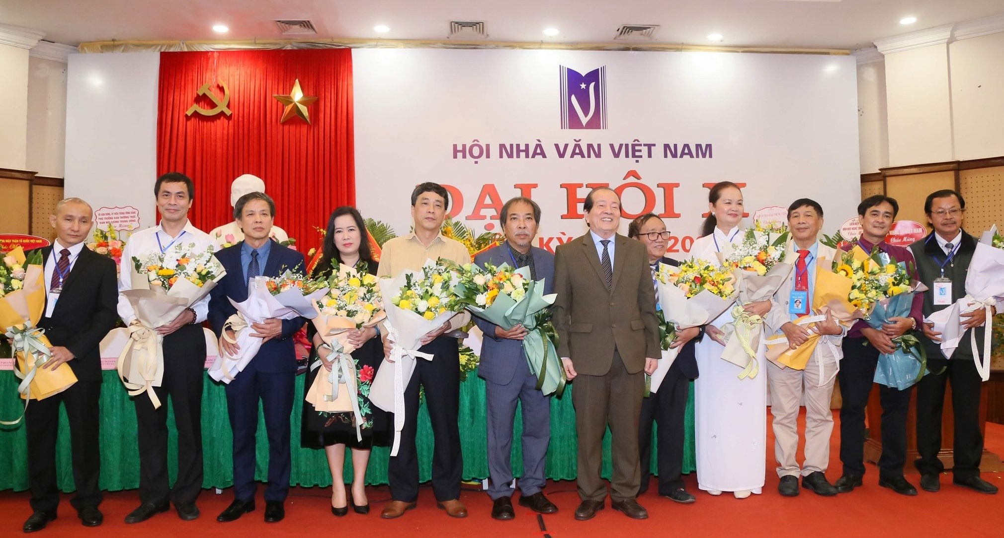 Ban chap hanh Hoi Nha van khoa X anh 2