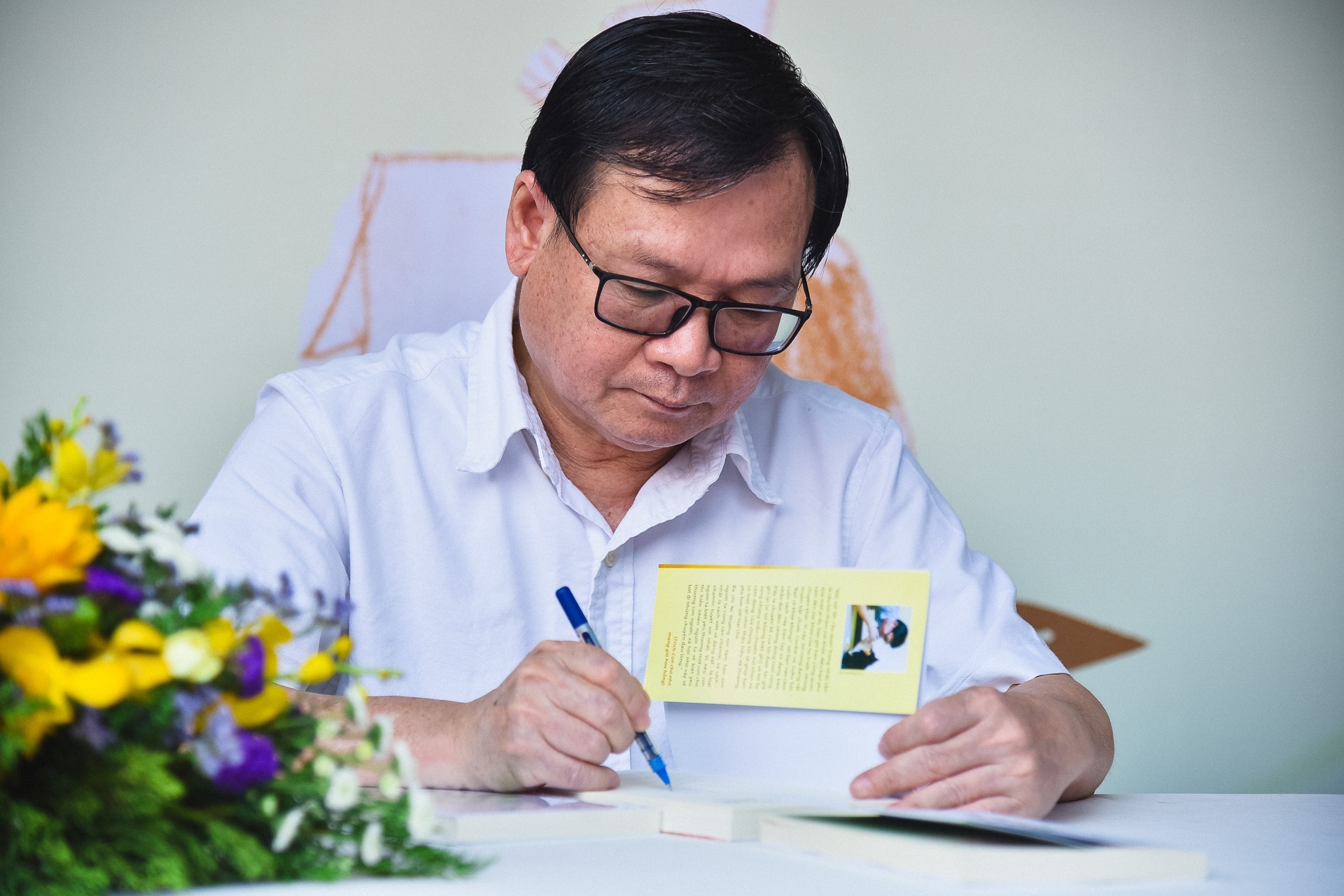 Nha van Nguyen Nhat Anh giao luu cung ban doc ve 'Kinh van hoa' hinh anh