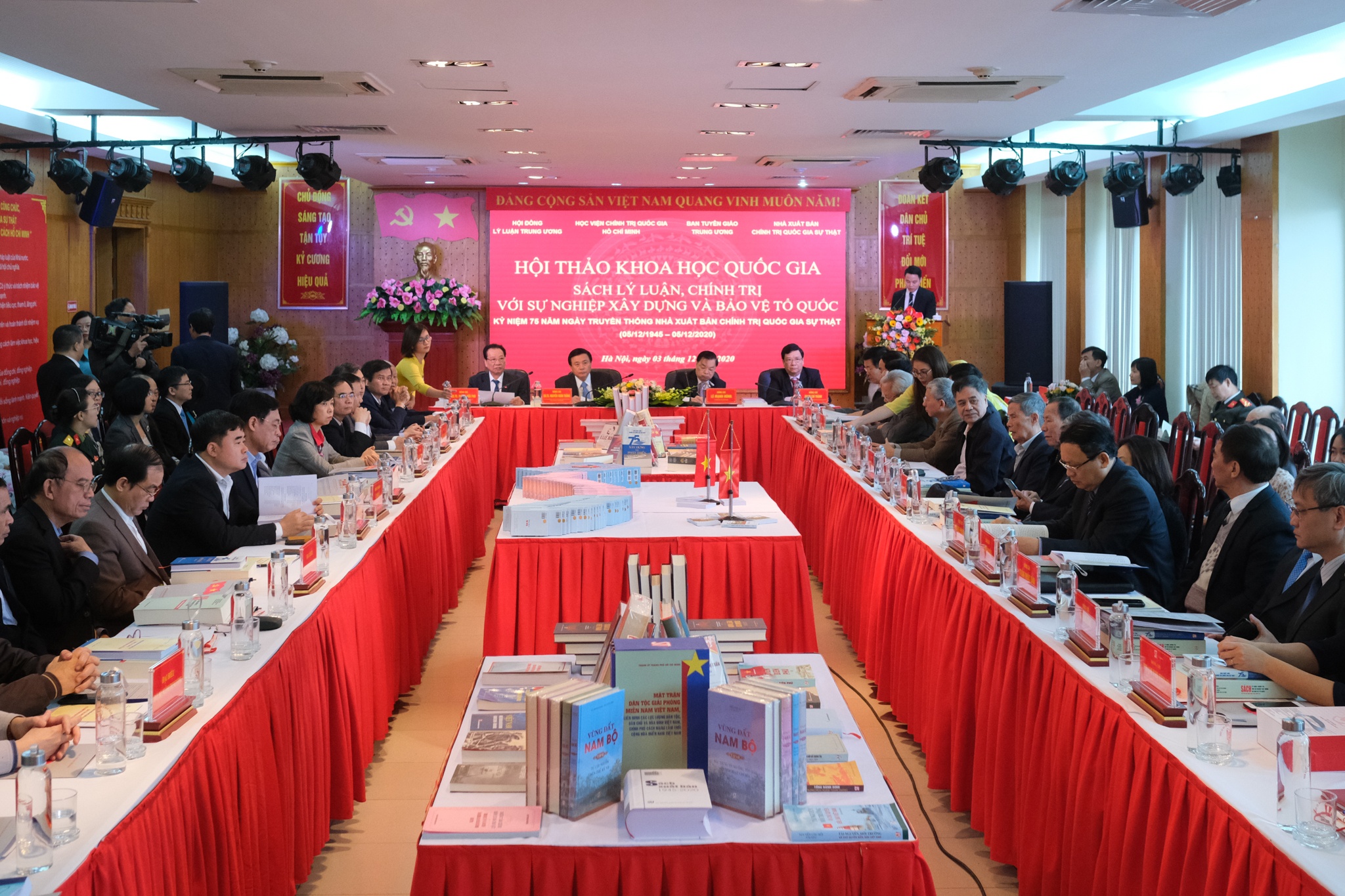 Sach ly luan,  chinh tri anh 1