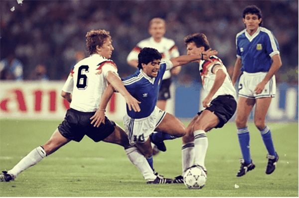 'Maradona la cau thu bi don nga nhieu nhat' hinh anh