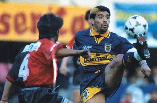 Maradona tung tu choi sang Nhat choi bong hinh anh