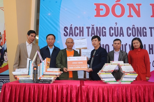 Tang sach cho thu vien anh 1