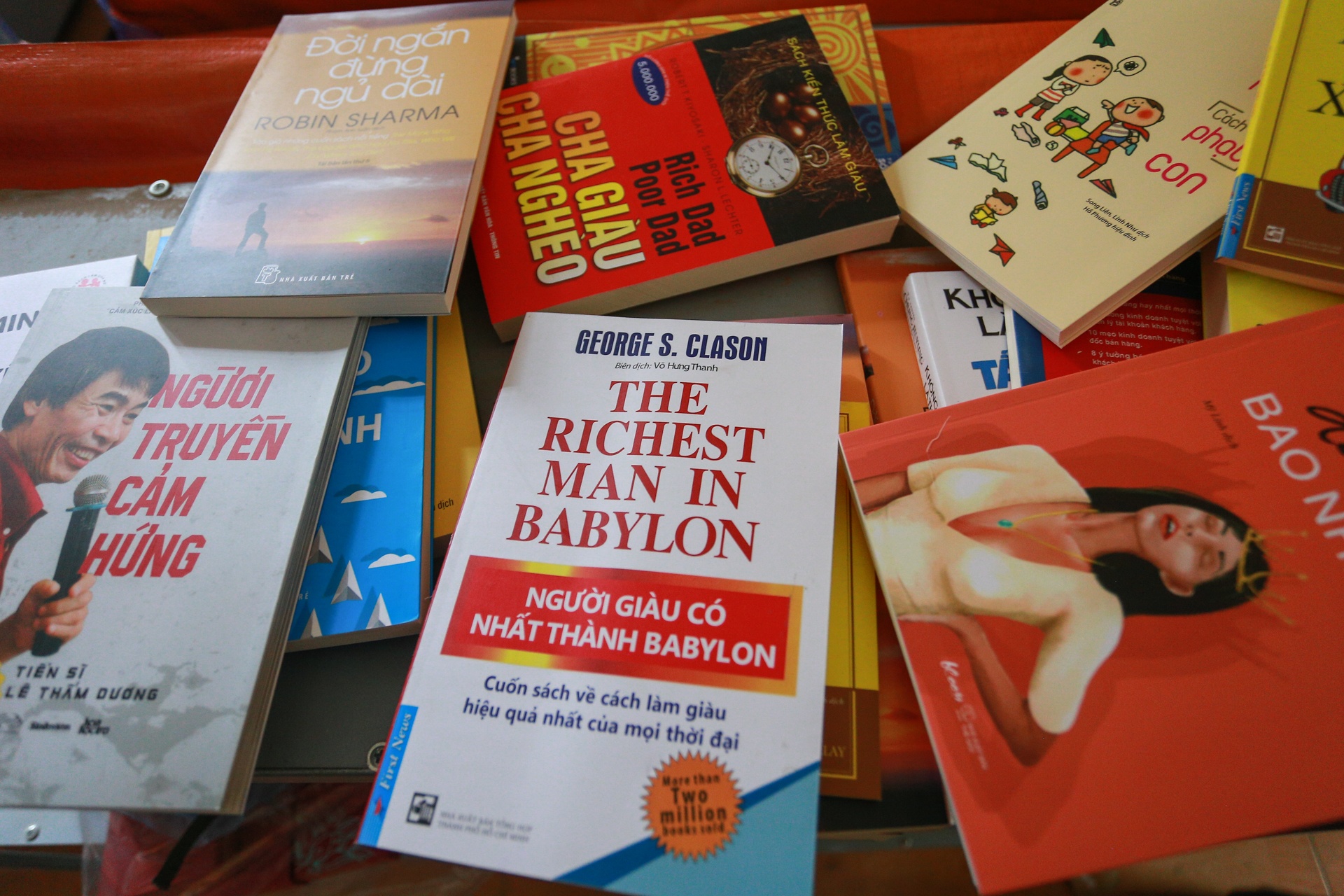 Thu giu hang chuc nghin cuon sach khong ro nguon goc hinh anh