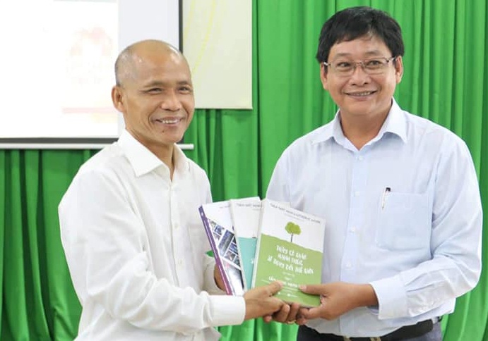 Doc sach trong nha truong anh 1