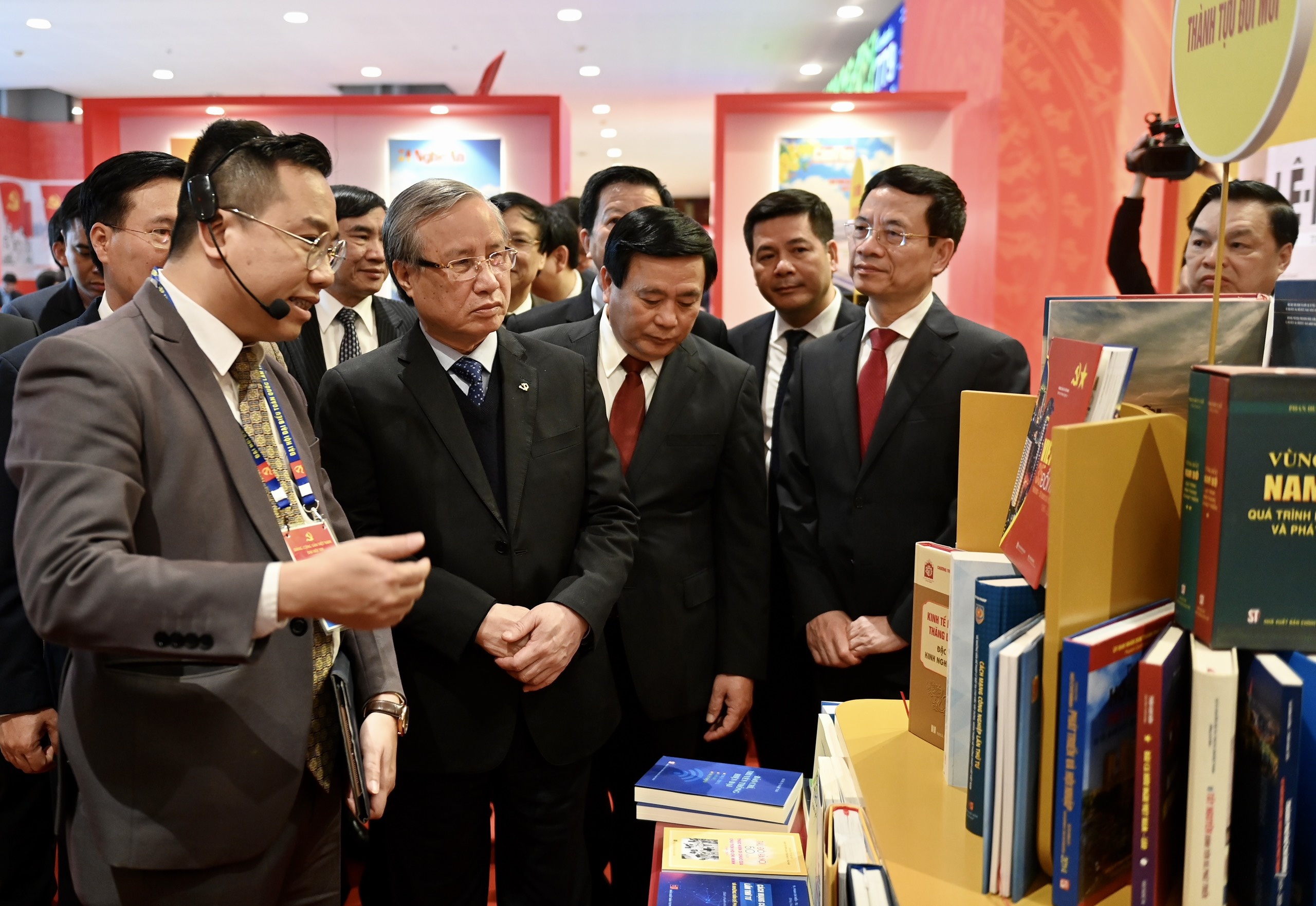 Khong gian trung bay sach chao mung Dai hoi Dang XIII hinh anh