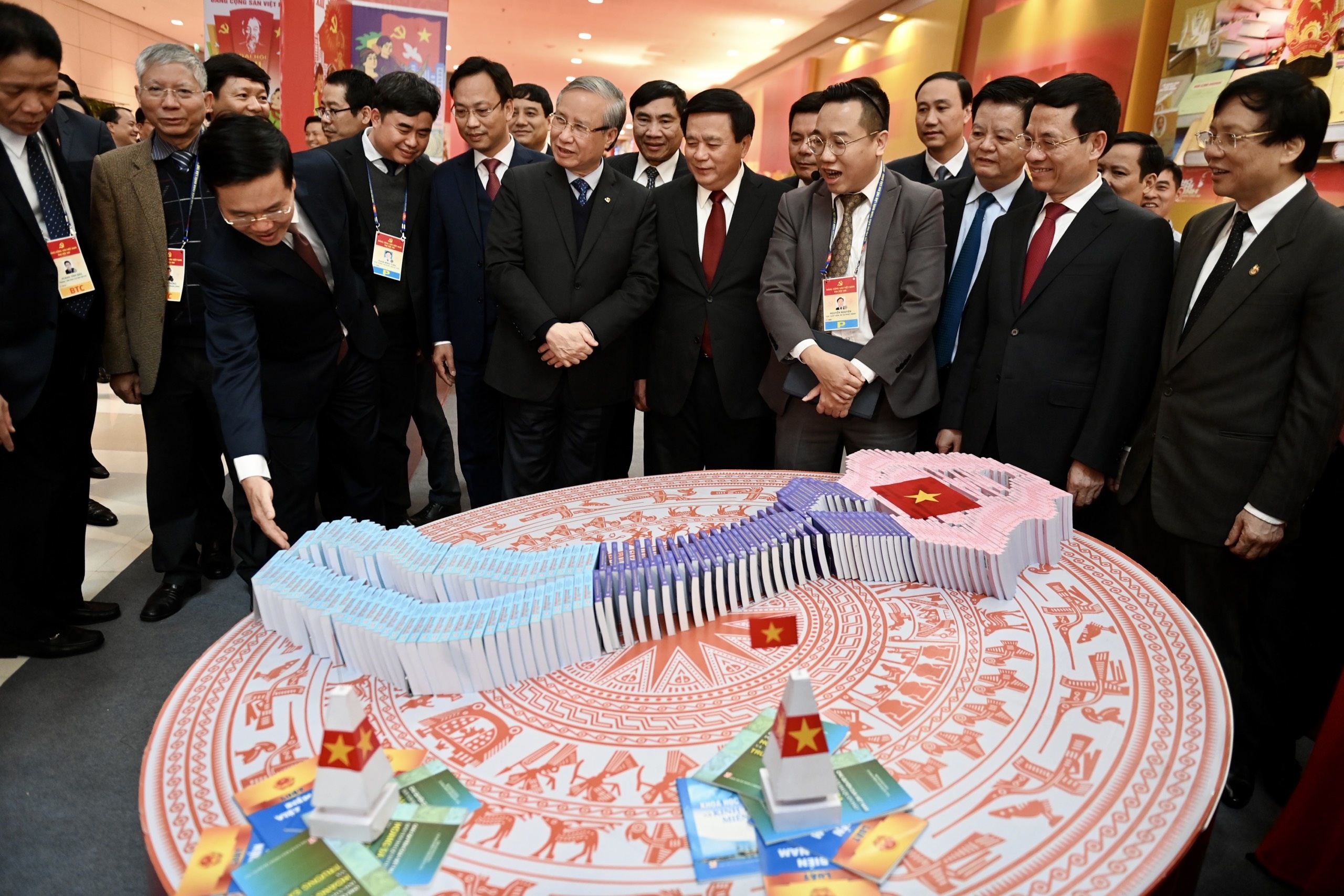 Trung bay sach anh 2