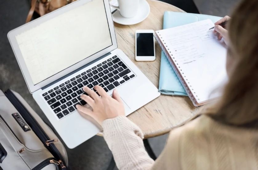 Nhat ky lam viec tai nha trong thoi gian gian cach xa hoi hinh anh