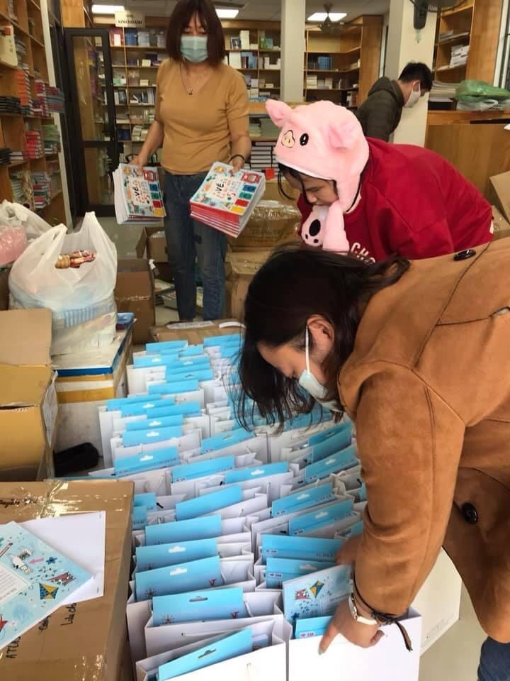 tang sach cho hoc sinh cach ly anh 1