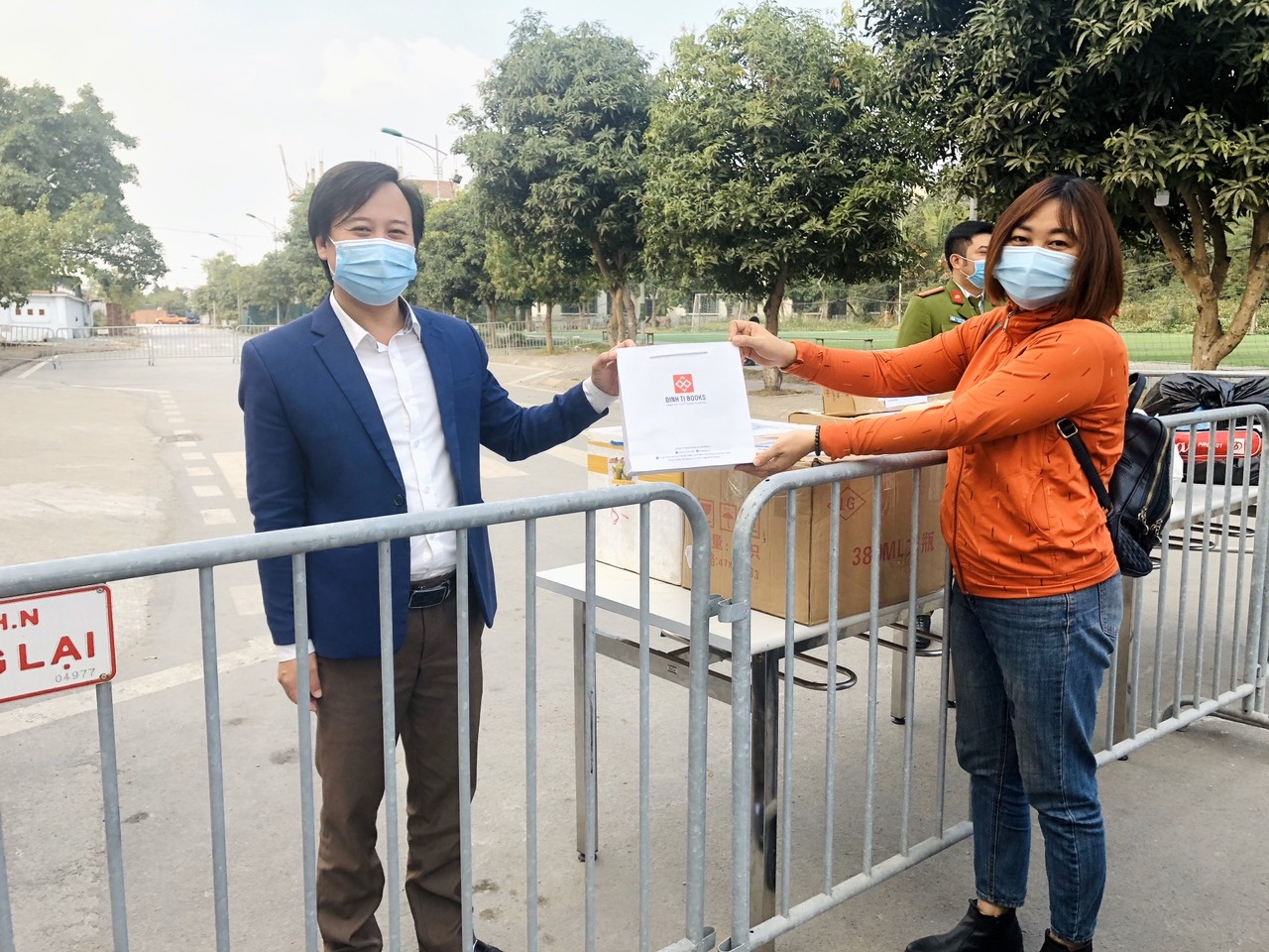 Tang sach cho hoc sinh truong Tieu hoc Xuan Phuong hinh anh