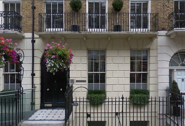 Van phong khiem nhuong cua ban lanh dao giai Ngoai hang Anh hinh anh