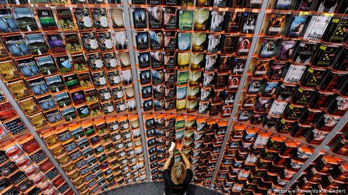 Cac hoi sach lon tren the gioi thay doi ke hoach to chuc vi Covid-19 hinh anh