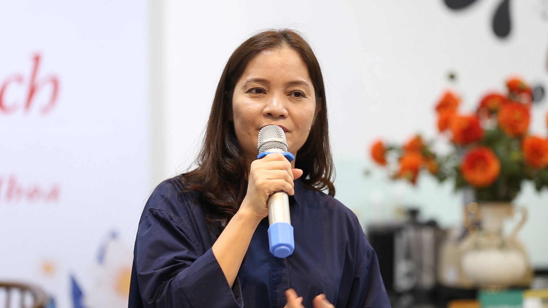 Hanh trinh me Viet day con doc sach hinh anh