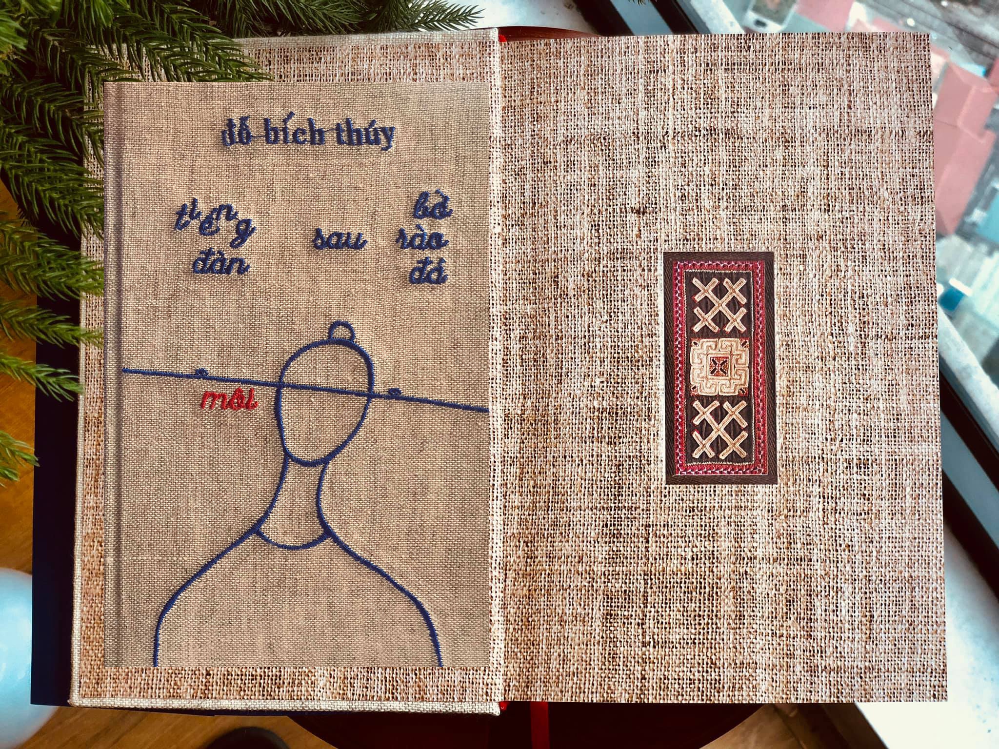 Sach 'Tieng dan moi sau bo rao da' co ban boc vai, theu tranh hinh anh