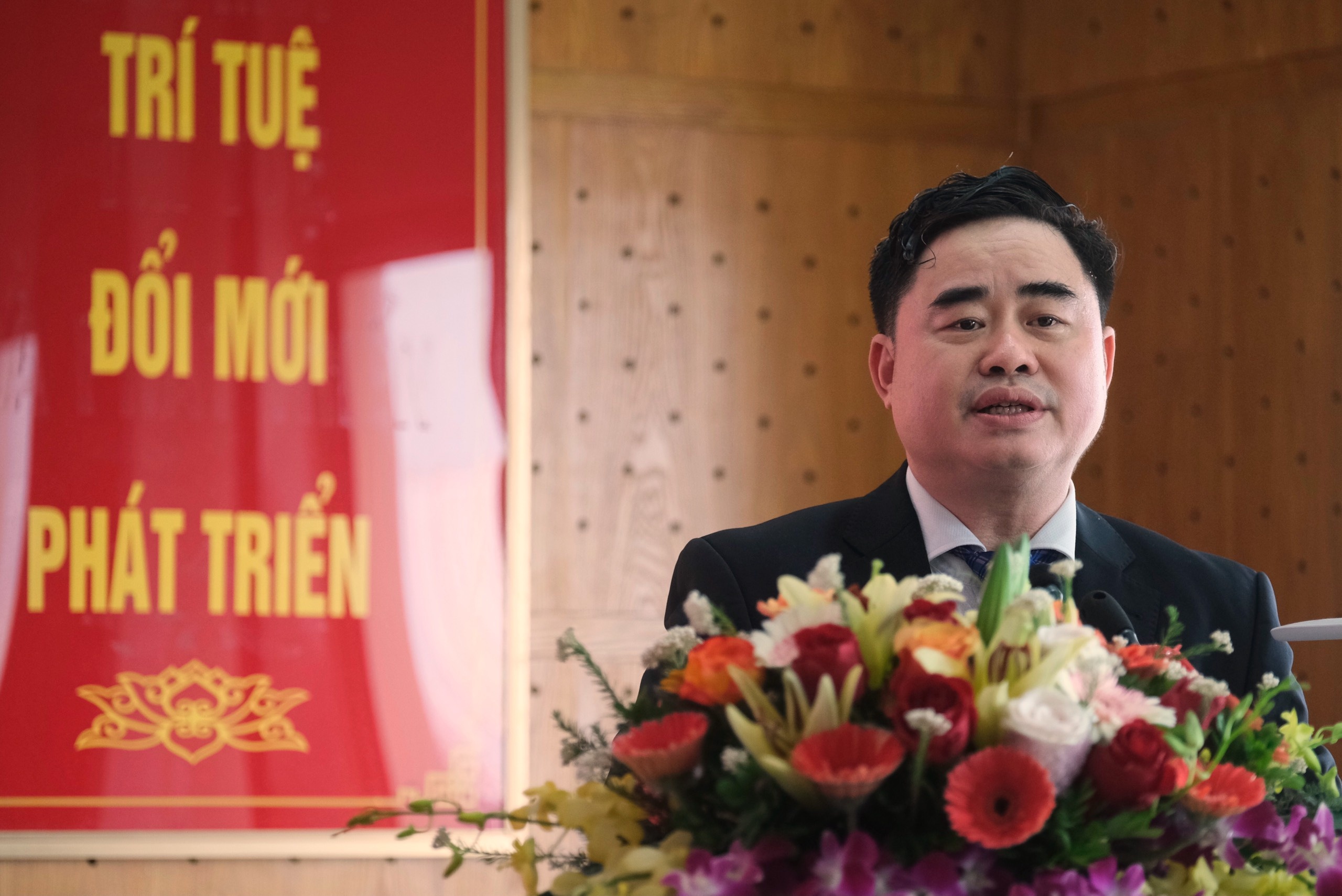 Bi thu Dang uy NXB Chinh tri quoc gia Su that anh 2