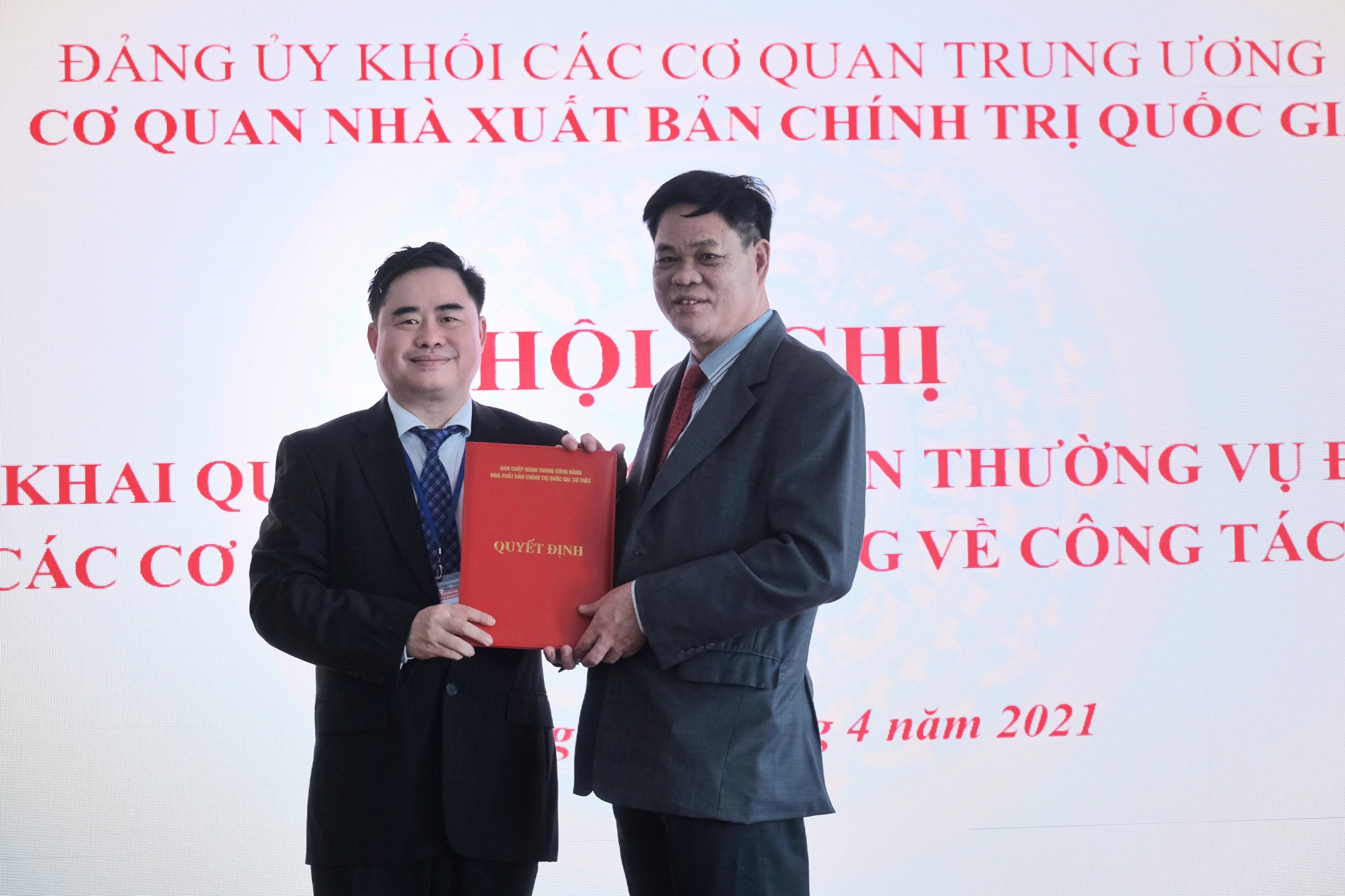 Bi thu Dang uy NXB Chinh tri quoc gia Su that anh 1