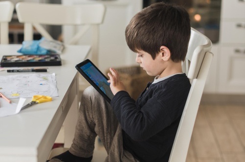 Giup tre khong bi le thuoc vao dien thoai thong minh hinh anh