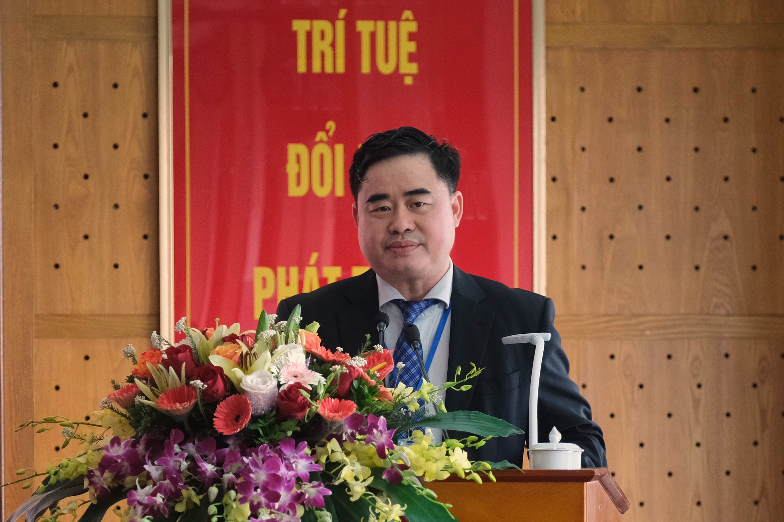 Ong Pham Minh Tuan lam Bi thu Dang uy NXB Chinh tri quoc gia Su that hinh anh