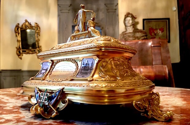 Treo thuong chiec ruong vang cho nguoi giai duoc cau do trong sach hinh anh