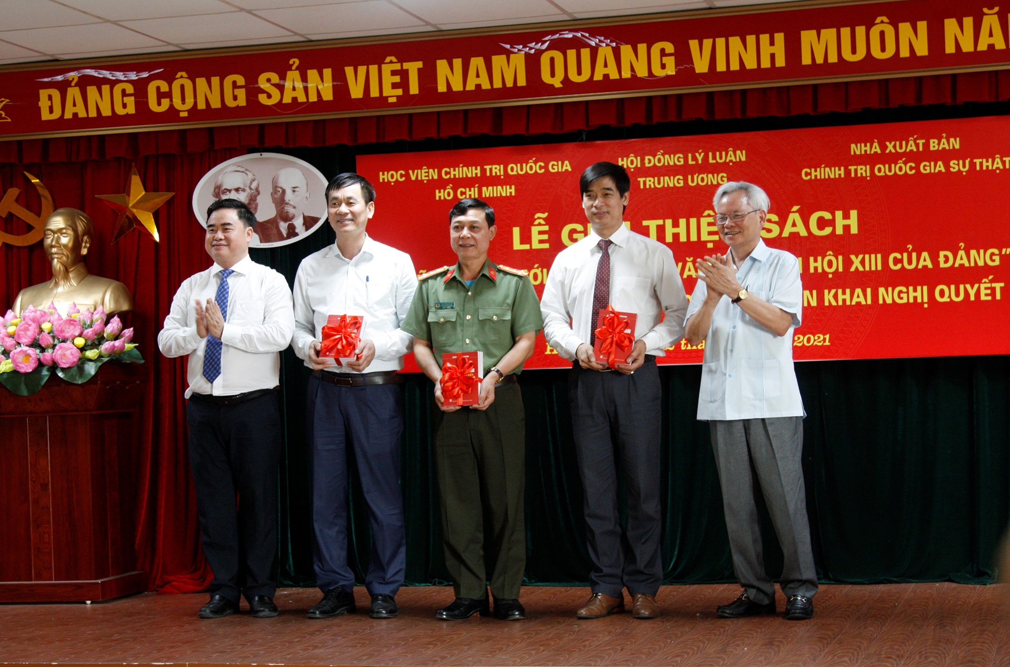 Sach ly luan chinh tri anh 3