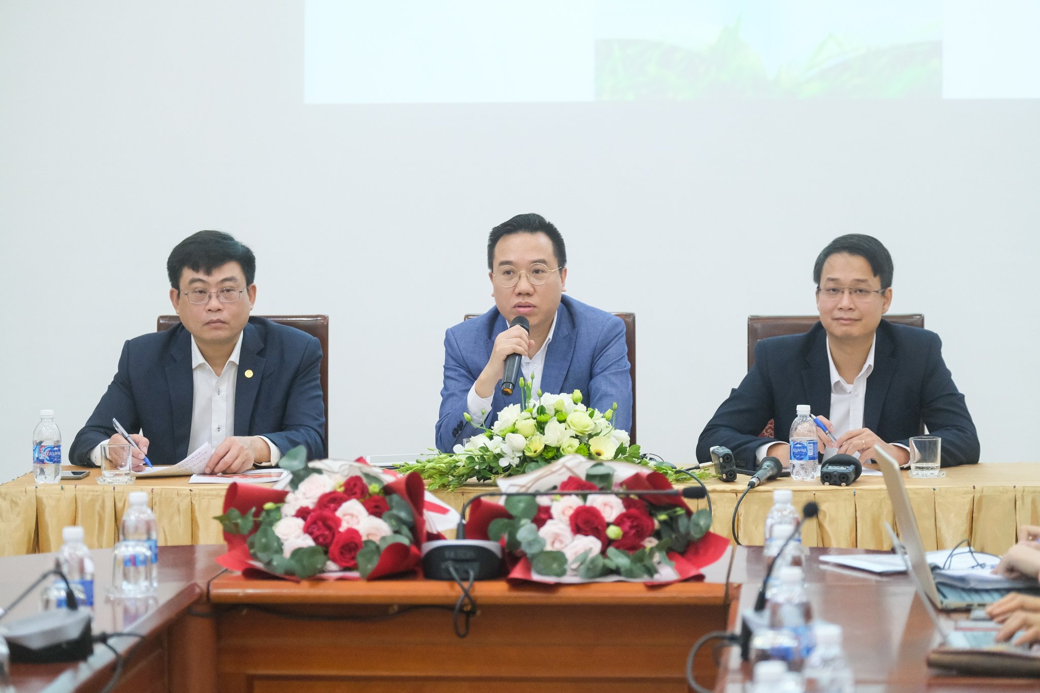 Hop bao hoi sach anh 1