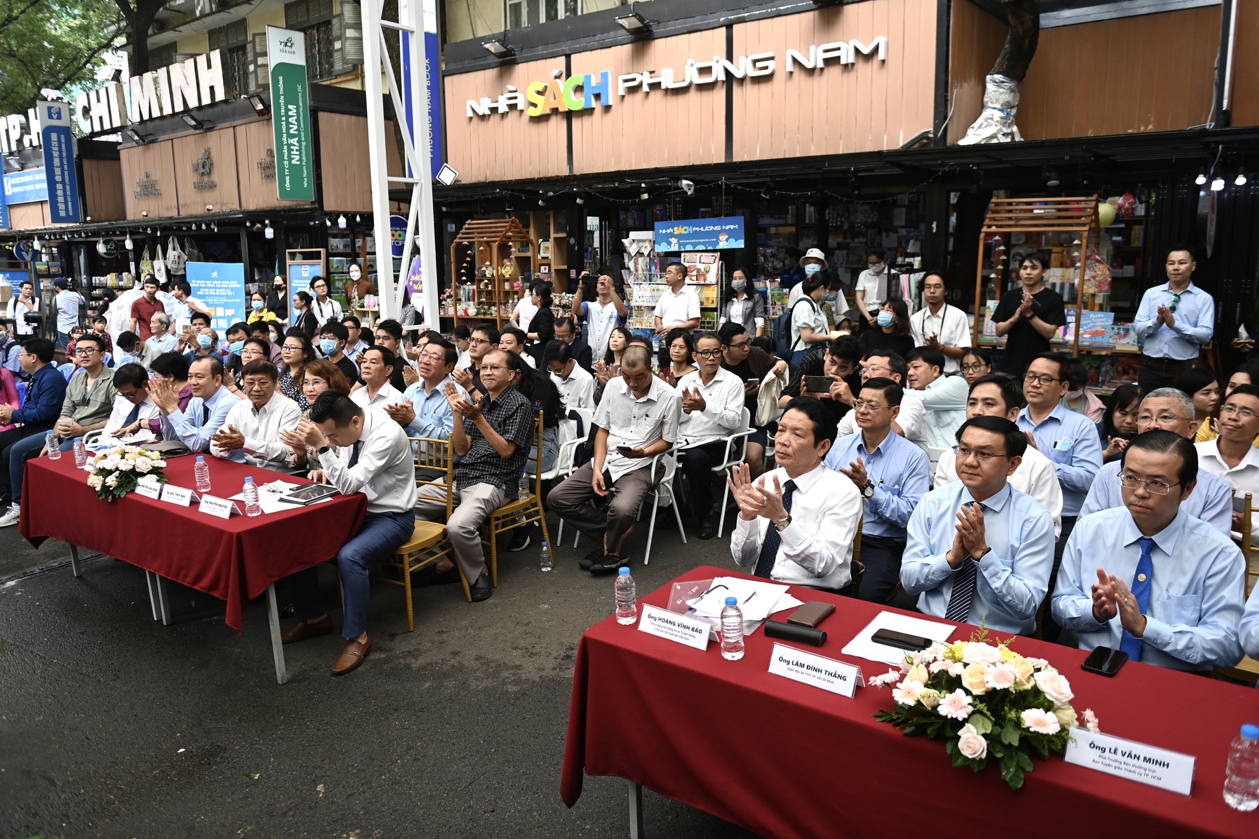 Ngay sach Viet Nam anh 3