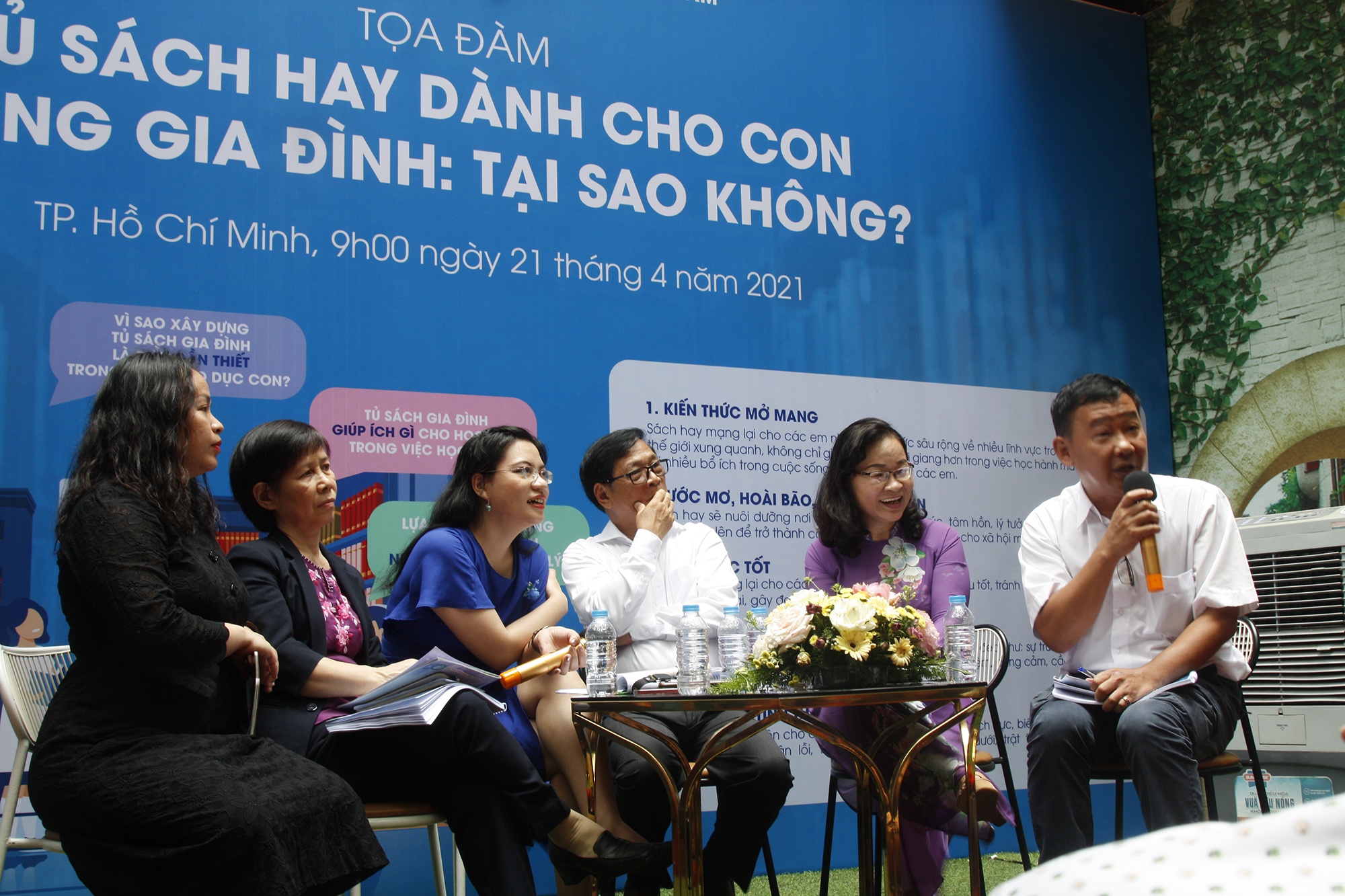 Tu sach trong gia dinh anh 1