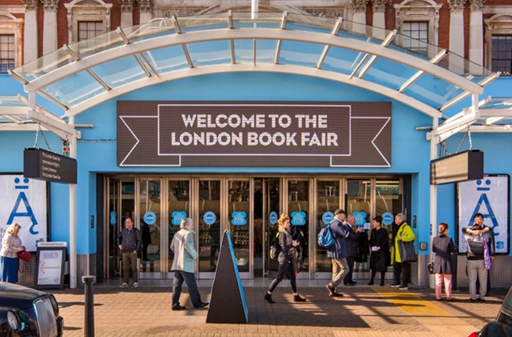 Hoi sach London 2021 duoc to chuc voi hinh thuc truc tuyen hinh anh