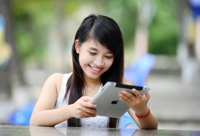 Su khac nhau giua doc van ban tren mang Internet va doc sach hinh anh