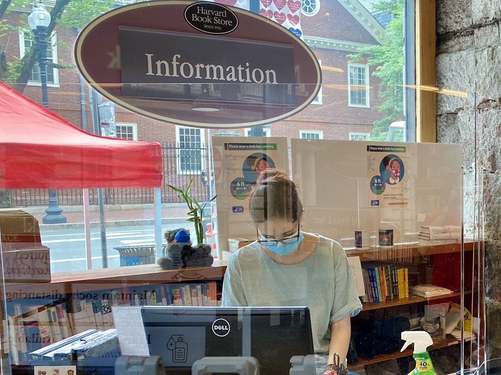 Nganh sach giua Covid-19 anh 3