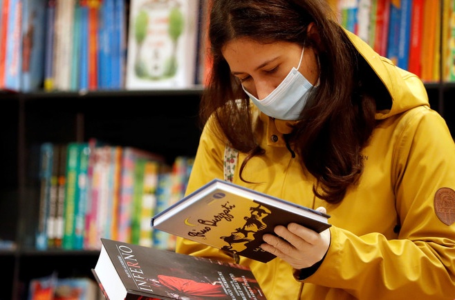 Nganh xuat ban o My dung vung trong dai dich nho phat hanh truc tuyen hinh anh