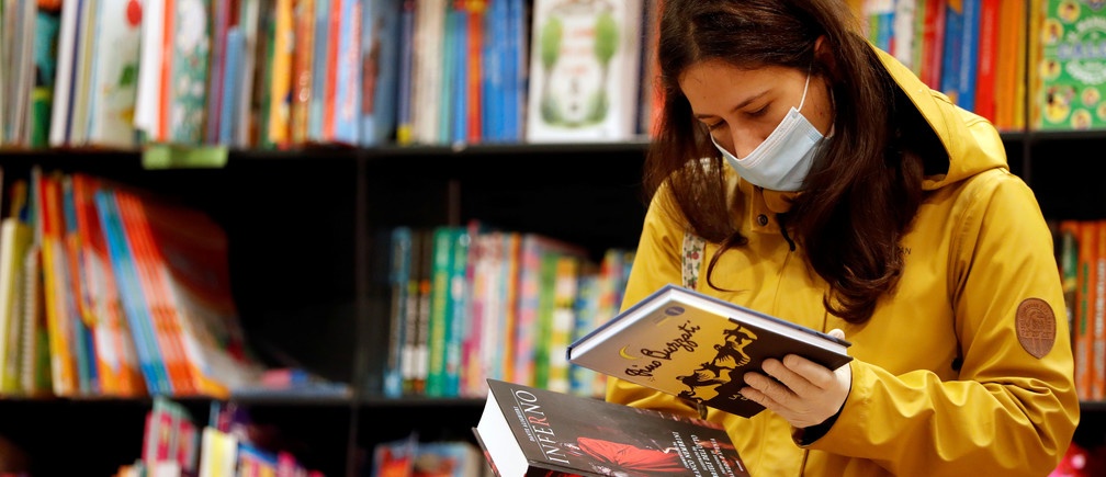 Nganh sach giua Covid-19 anh 1