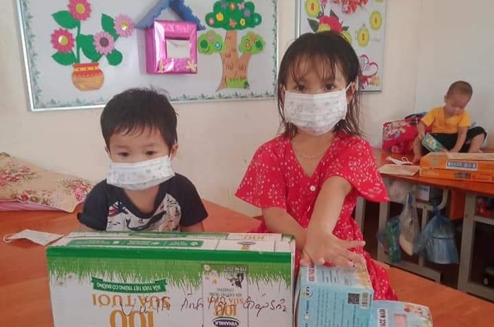 Tang sach cho thieu nhi dang cach ly o Bac Giang hinh anh