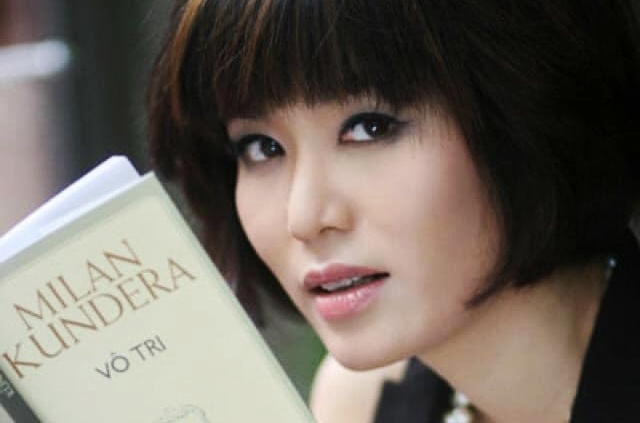 Hoa hau Nguyen Thu Thuy me doc sach hinh anh