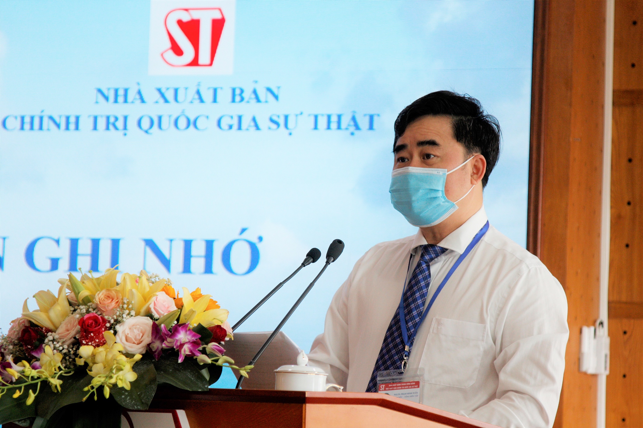 Nha xuat ban Chinh tri quoc gia Su that hop tac lam sach ve bien dao hinh anh