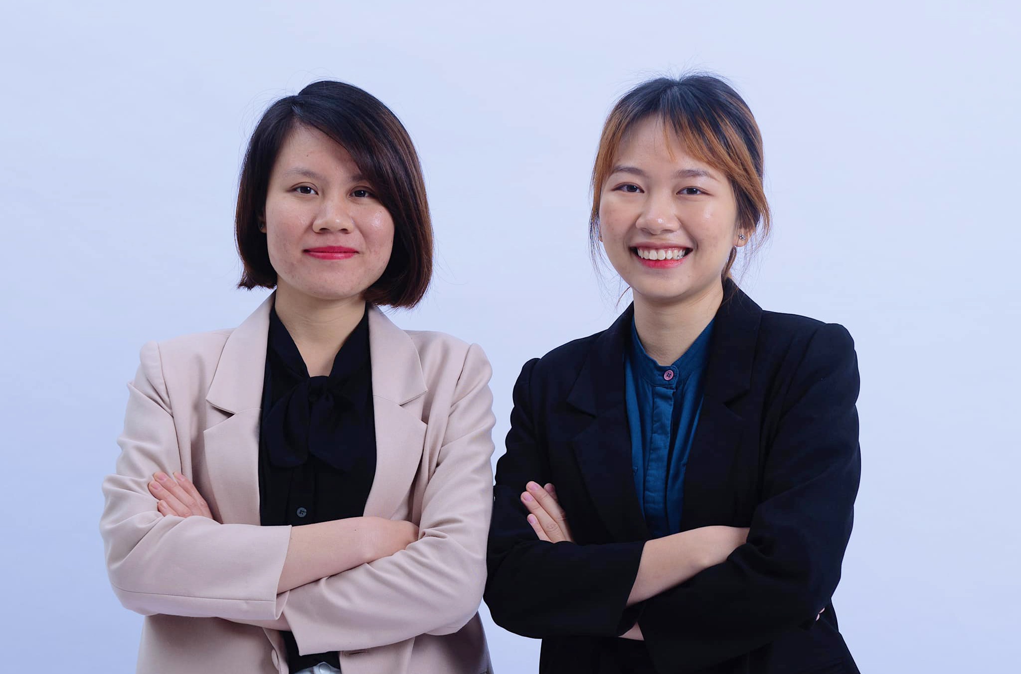 Hai co gai lam hon 200 podcast lan toa tinh yeu van chuong hinh anh