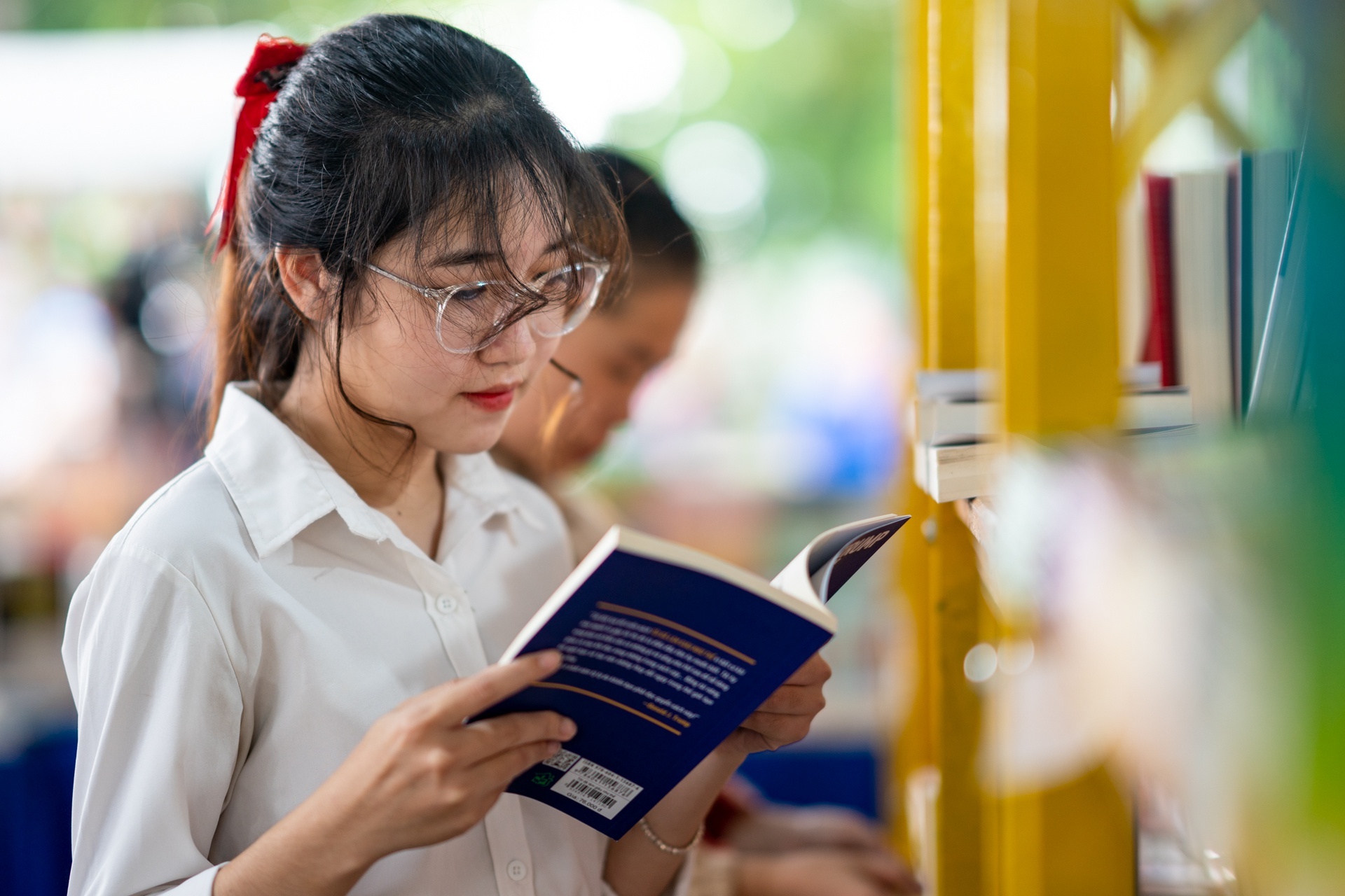 Kien nghi dua sach giao khoa vao nhom hang hoa thiet yeu hinh anh