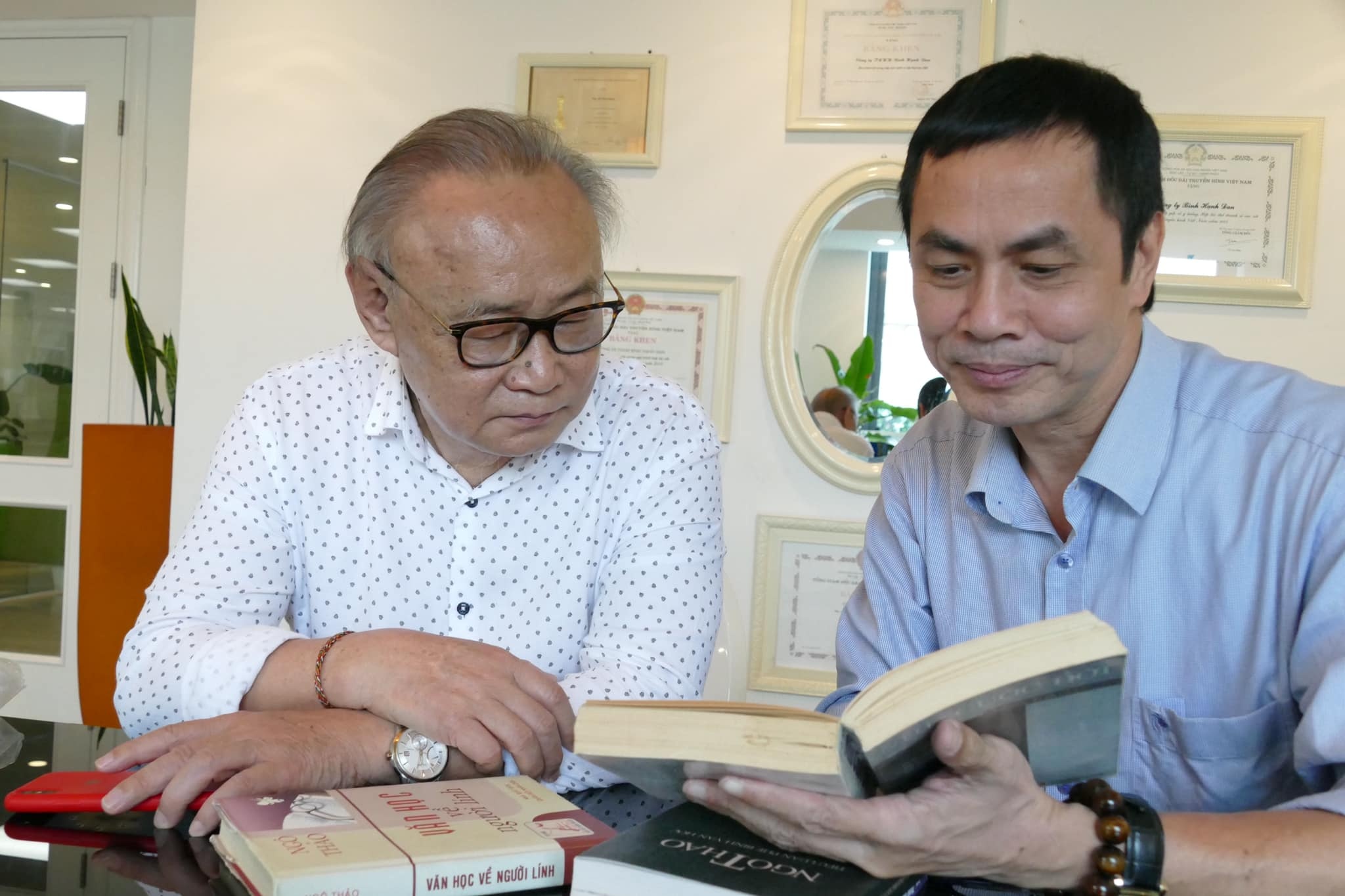 Nha tho Huu Viet doc sach anh 2