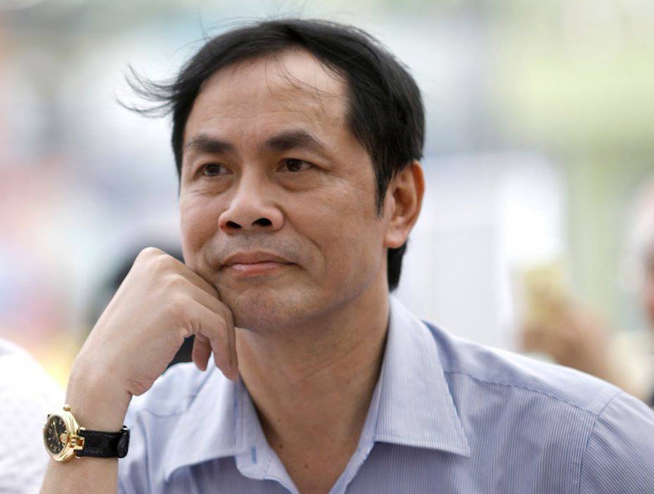 Nha tho Huu Viet doc sach anh 1