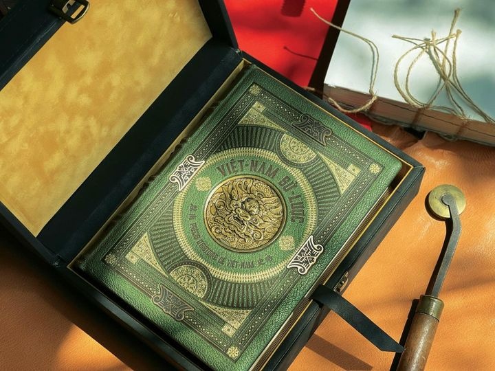 'Viet Nam su luoc' ban dac biet duoc ban voi gia hon 140 trieu dong hinh anh