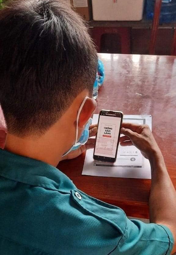 Dua ebook vao khu cach ly anh 1