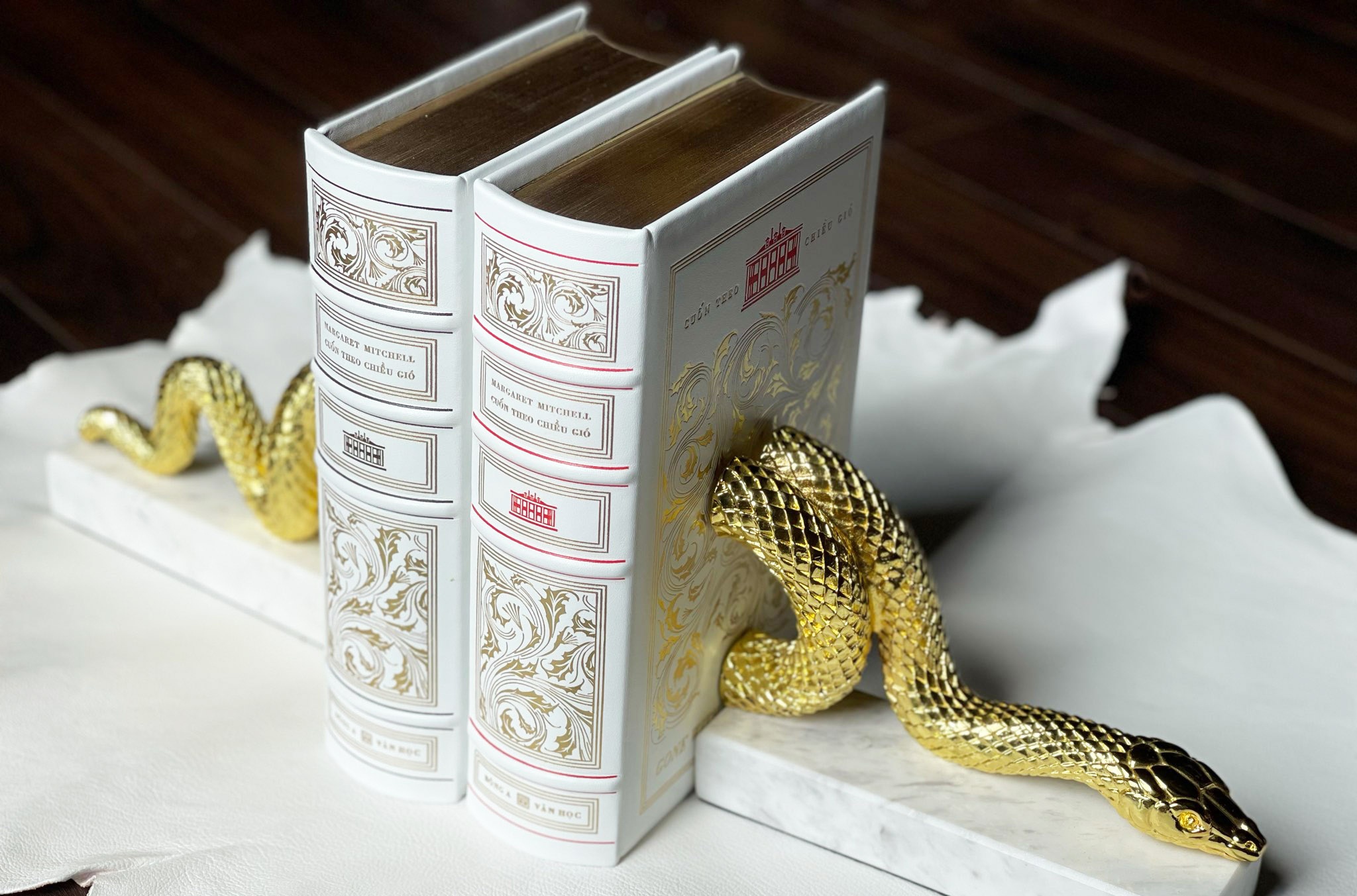 Sach dac biet lien tuc tang gia hinh anh