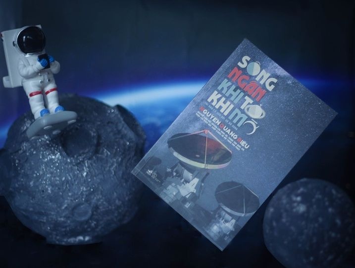 Hieu ve vu tru qua nhung cuon sach hinh anh