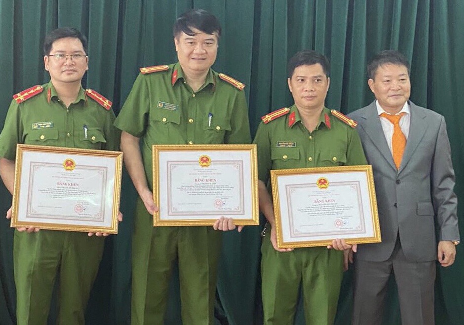 Chong sach gia anh 1