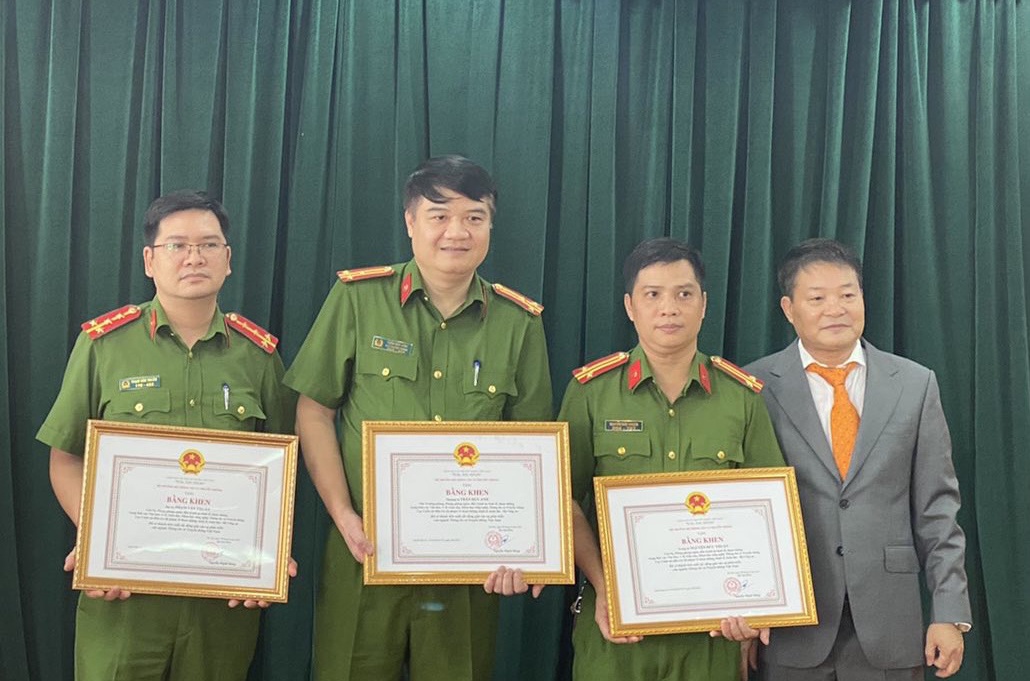 Trao bang khen cho cac can bo pha duong day sach lau hinh anh