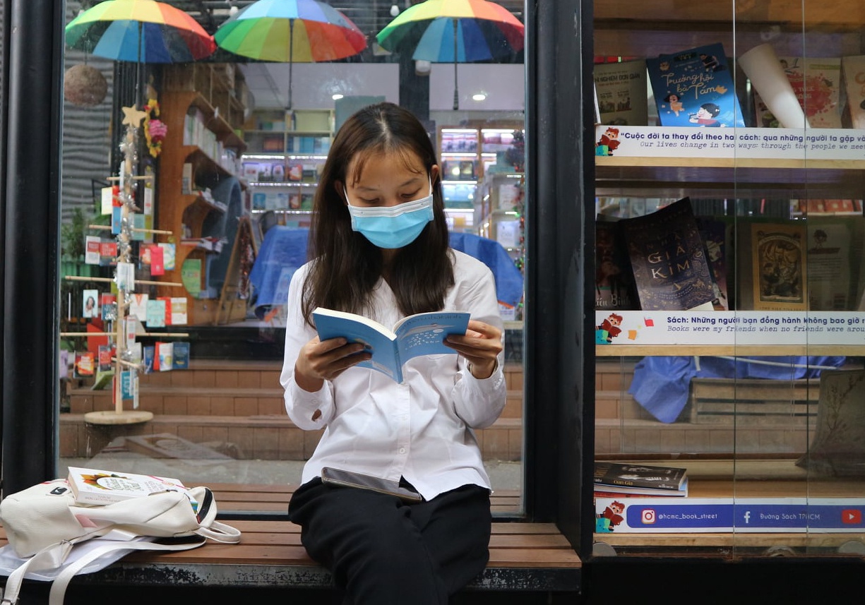 Cua hang sach san sang cho ngay hoat dong tro lai hinh anh