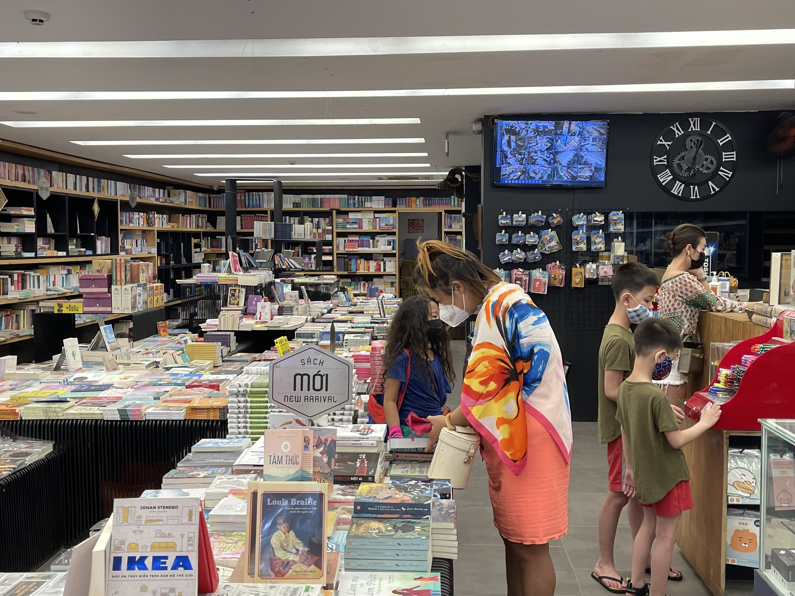 Nha sach mo cua tro lai anh 1