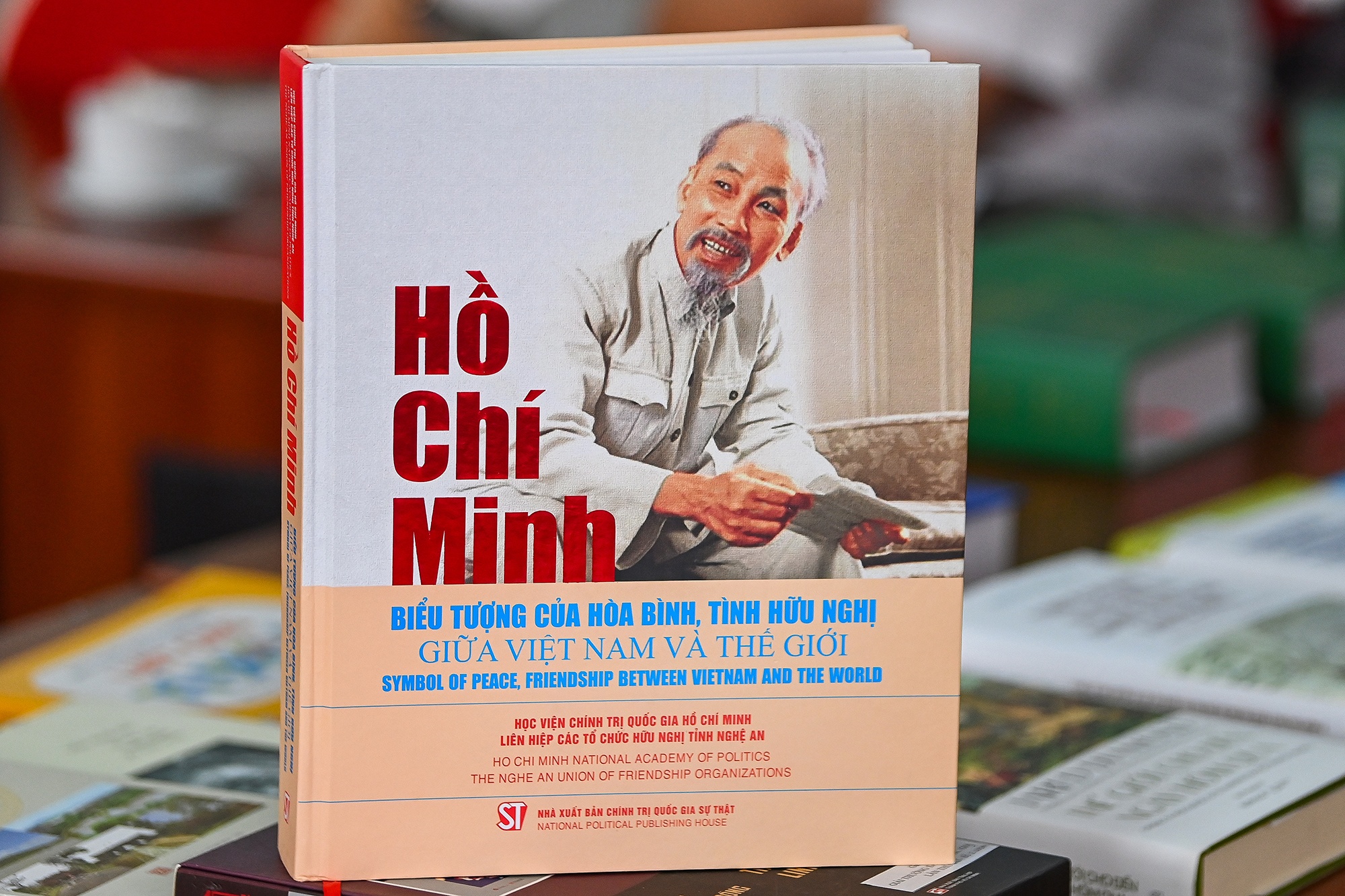 Cuon sach sinh dong ve hoat dong quoc te cua Chu tich Ho Chi Minh hinh anh