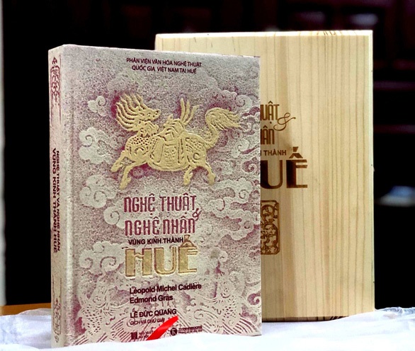 Nhung bia sach co chat lieu doc, la hinh anh