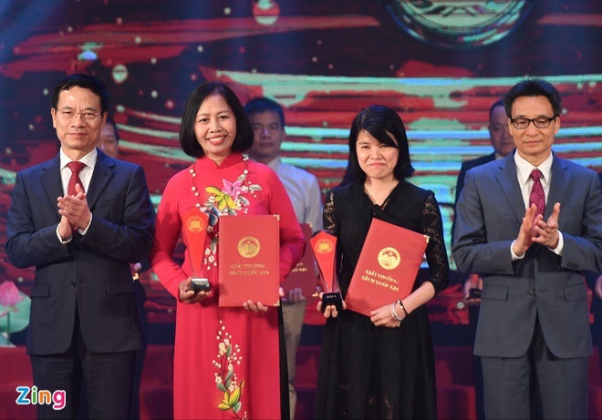 Tac gia bat ngo khi nhan giai anh 2