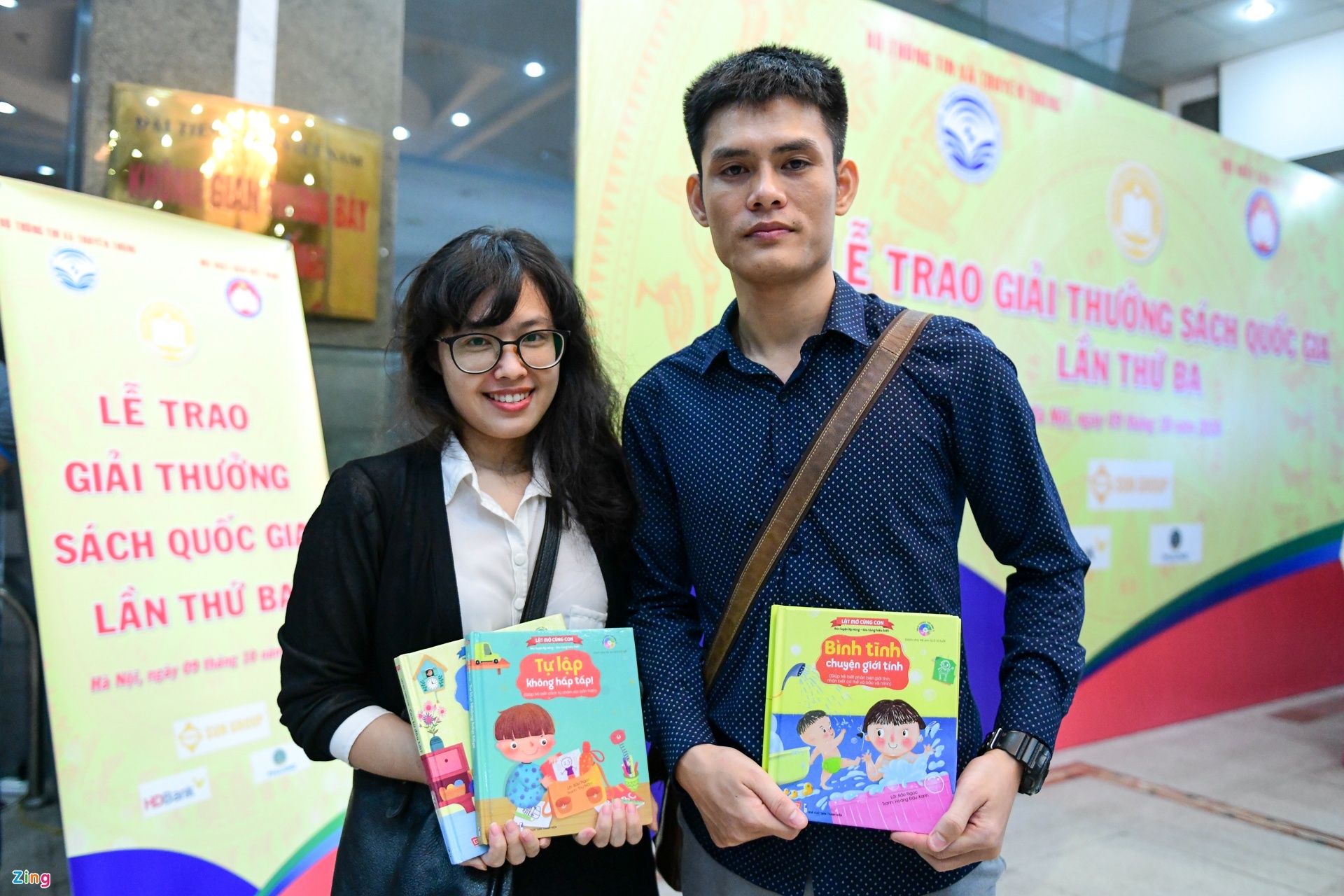 Tac gia bat ngo khi nhan giai anh 1